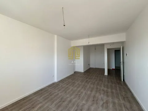 Prazna neopremljena prostorija sa bijelim zidovima i laminatom na podu. - image 8