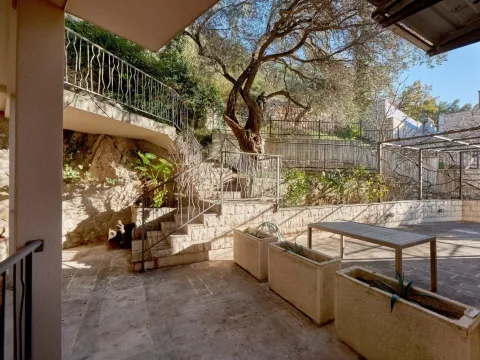 Izdavanje, trosoban stan, 247m², Sveti Stefan, Budva - image 16