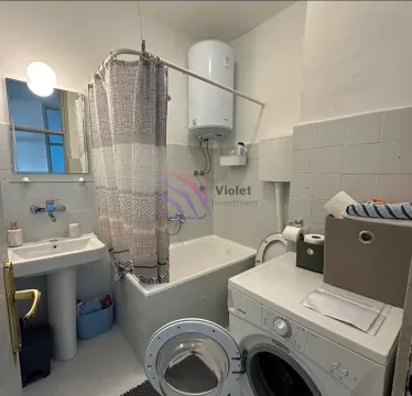 Manje kupatilo sa kadom, umivaonikom, toaletom i veš mašinom. - image 11