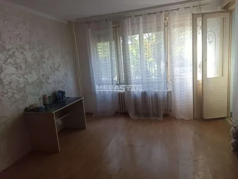 Prazna soba sa prozorima i radnim stolom. - image 2