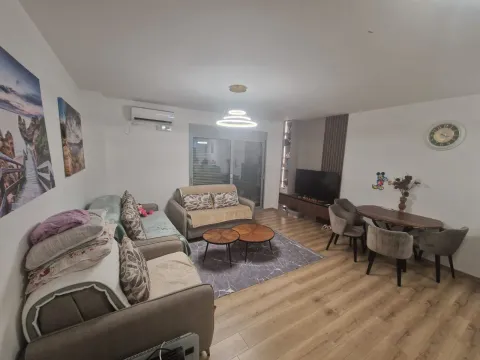 Dnevni boravak sa garniturom, trpezarijskim stolom i TV komodom. - image 5