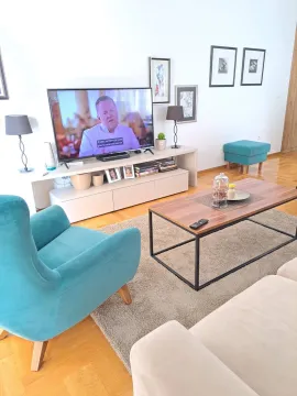 Svijetla dnevna soba sa modernim namještajem i televizorom. - image 2