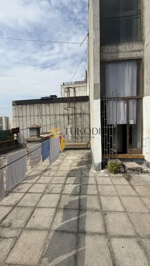 Popločana terasa sa konopcima za sušenje veša.