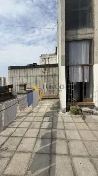 Popločana terasa sa konopcima za sušenje veša. - image 8