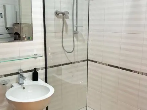 Izdavanje, dvosoban stan, 55m², Sveti Stefan, Budva - image 10