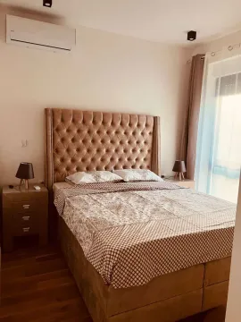 Namještena spavaća soba sa velikim bračnim krevetom. - image 7