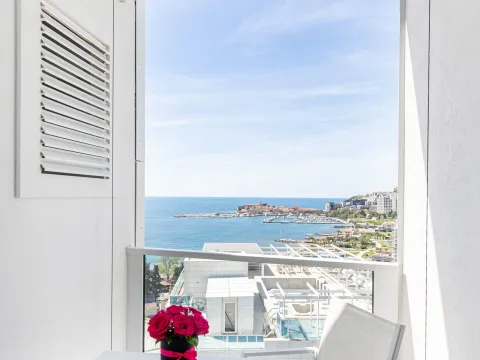 Rent, one bedroom apartment, 77m², Tre Canne, Budva - image 1