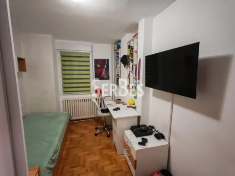 Dečja soba sa krevetom, radnim stolom i zidnim televizorom. - image 12