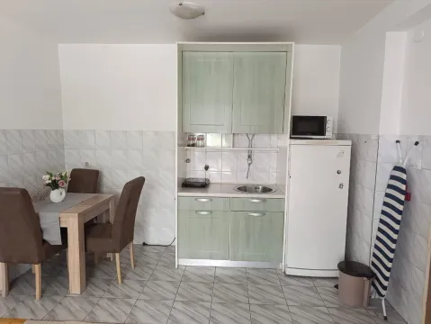 Manja kuhinja sa trpezarijskim stolom i stolicama. - image 3