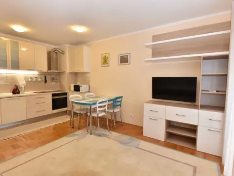 Izdavanje, dvosoban stan, 65m², Stari Aerodrom, Podgorica - image 2