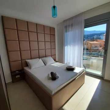 Moderna spavaća soba sa bračnim krevetom i izlazom na terasu. - image 10
