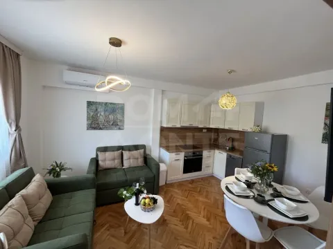 Rent, two bedroom apartment, 60m², Tivat, Crna Gora - image 2