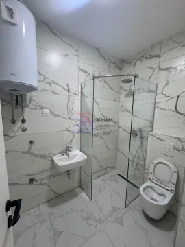 Kupatilo obloženo mermernim pločicama sa tuš kabinom, umivaonikom i wc šoljom. - image 9