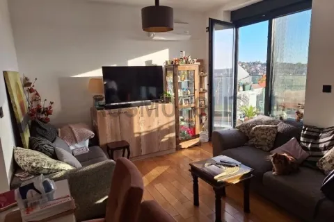 Dnevna soba sa garniturom, TV-om i izlazom na terasu. - image 2
