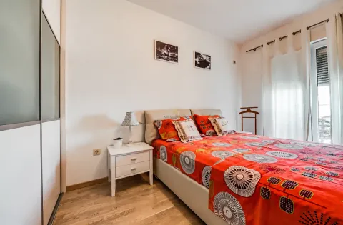 Spavaća soba sa bračnim krevetom, noćnim stočićem i ugradnim plakarom. - image 7