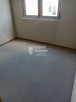 Prazna prostorija u izgradnji sa prozorom. - image 2