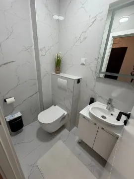 Moderne i svijetlo opremljeno kupatilo sa bijelim mermernim pločicama. - image 15