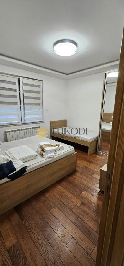 Spavaća soba sa dva kreveta i plakarom.