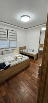 Spavaća soba sa dva kreveta i plakarom. - image 11