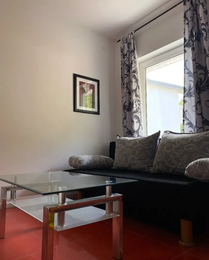 Izdavanje, jednosoban stan, 42m², Lastva Grbaljska, Kotor