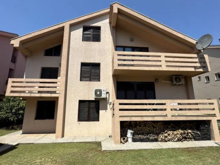 Prodaja, kuća, 300m², Stari Aerodrom, Podgorica