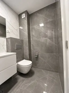Moderne kupatilo sa sivim pločicama i bijelom sanitarijom. - image 6