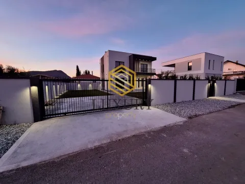 Prodaja, kuća, 141m², Gornja Gorica, Podgorica - image 1