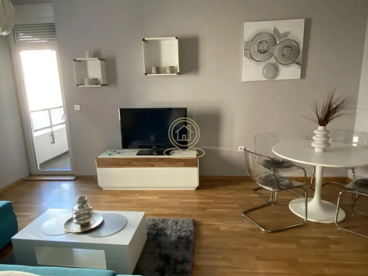Izdavanje, dvosoban stan, 60m², Stari grad, Novi Sad