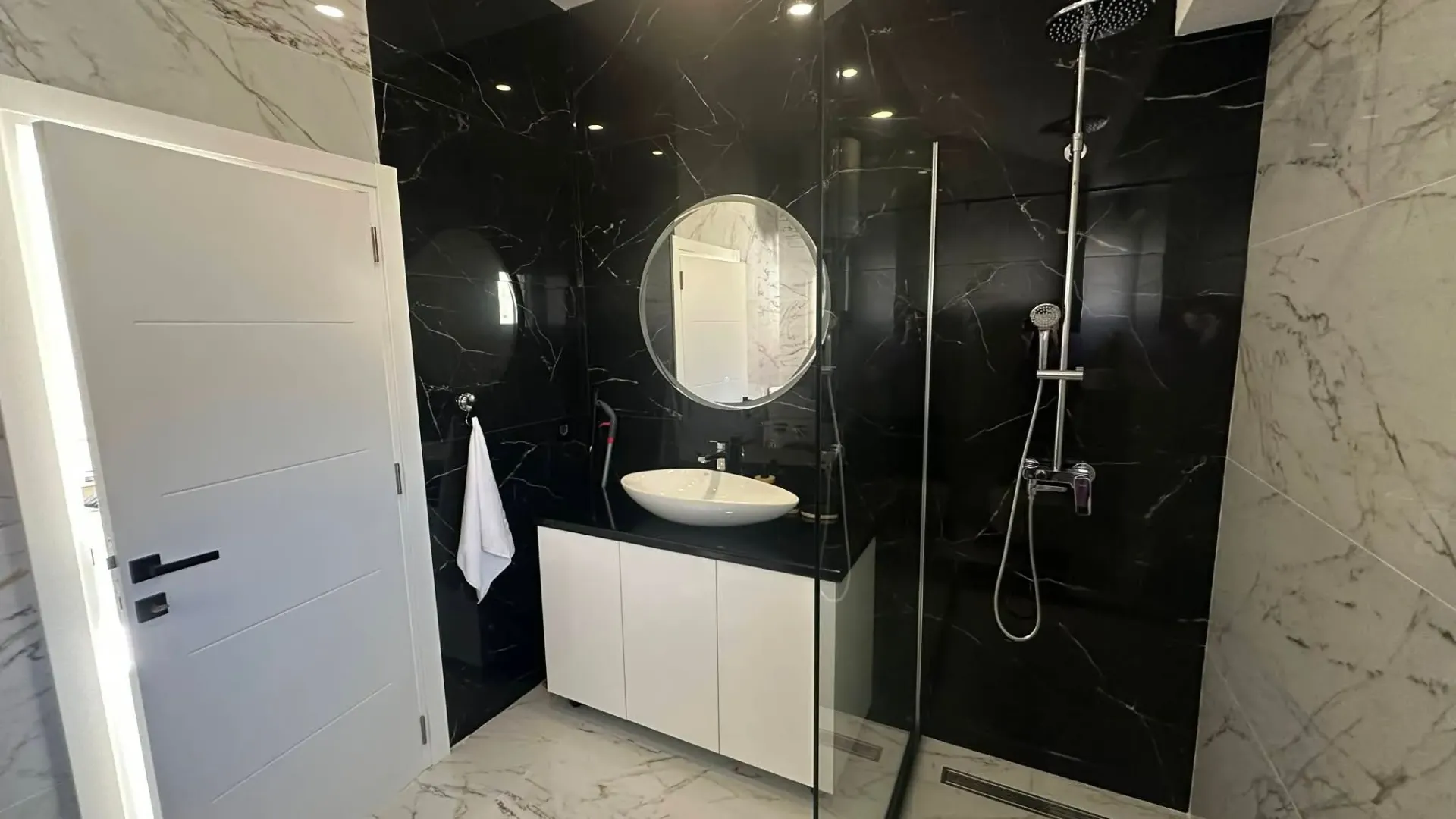 Izdavanje, dvosoban stan, 90m², Seljanovo, Tivat