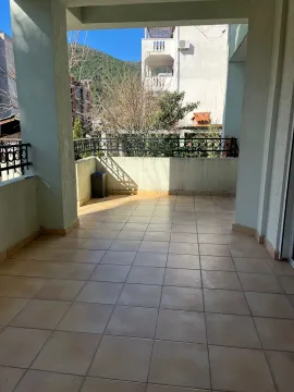 Spacious tiled terrace with a view of the surroundings. - image 9
