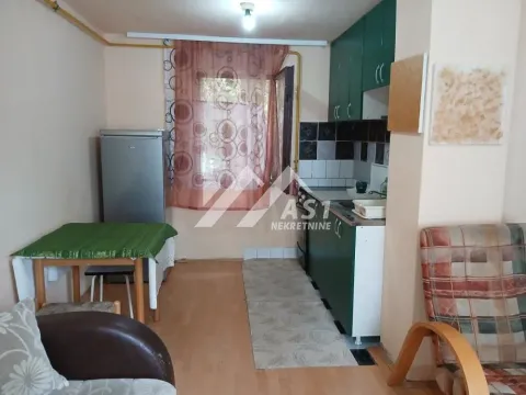 Manja kuhinja sa trpezarijskim stolom i zelenim kuhinjskim elementima. - image 4