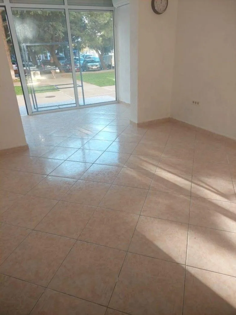 Izdavanje, poslovni prostor, 80m², Centar, Bar