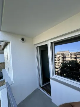 Pogled sa balkona na okolne zgrade i ulicu. - image 5