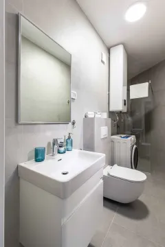 Moderne kupatilo sa umivaonikom, WC šoljom, tuš kabinom i veš mašinom. - image 4