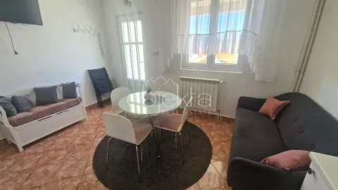 Dnevna soba sa sofom, trpezarijskim stolom i stolicama. - image 4