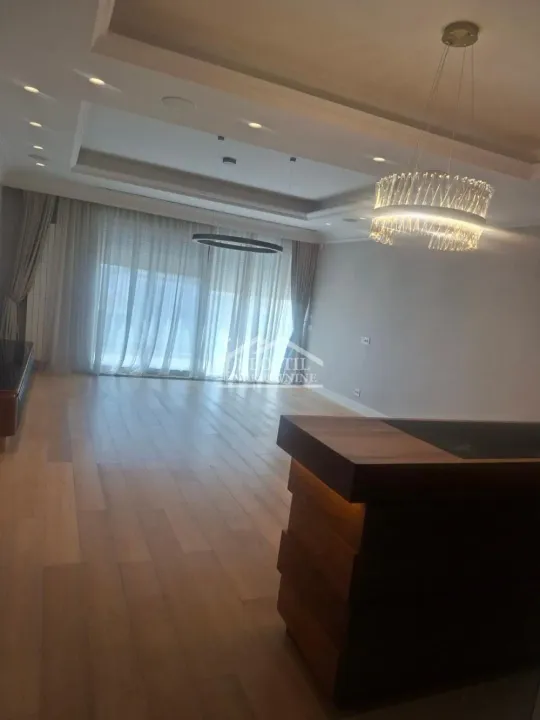 Izdavanje, četvorosoban stan, 137m², Vračar Hram, Vračar Sve Podlokacije