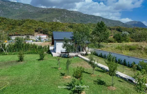 Pogled iz vazduha na kuću sa uređenim dvorištem i okolnim zelenilom. - image 25