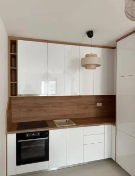 Moderna kuhinja sa bijelim elementima i detaljima u boji drveta. - image 4