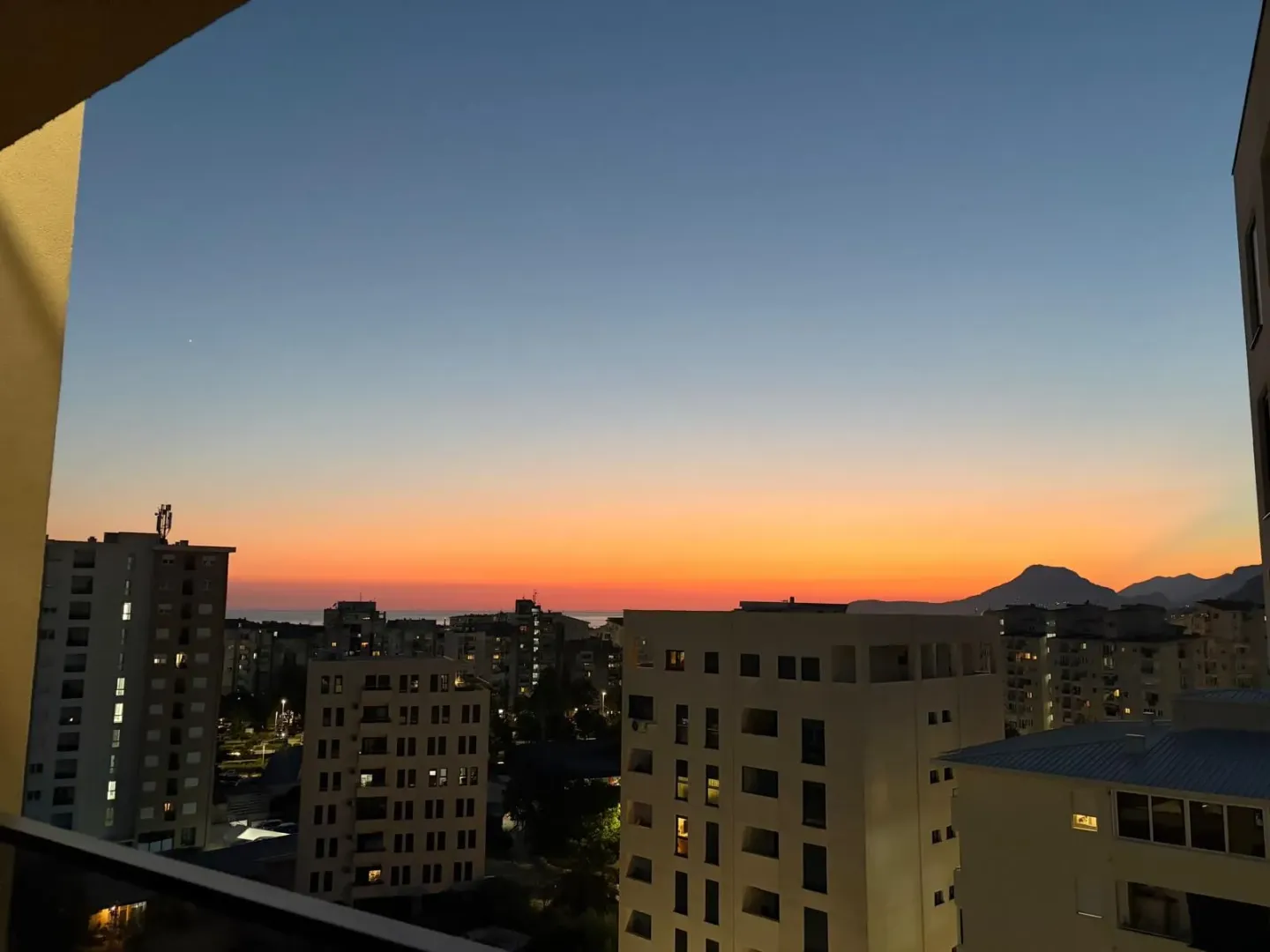 Pogled na grad sa terase u sumrak.