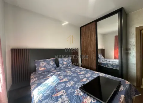 Furnished bedroom with a double bed and a large mirrored wardrobe. - image 10
