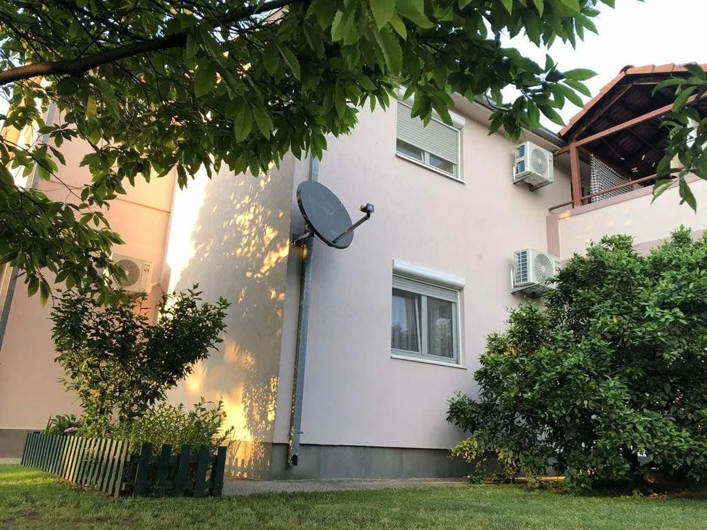 Rent, house, 300m², Donji Kokoti, Podgorica