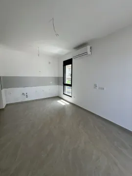 Prazna prostorija sa klima uređajem i priključcima za kuhinju. - image 2