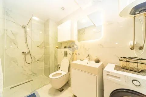 Moderne kupatilo sa tuš kabinom, umivaonikom i veš mašinom. - image 10