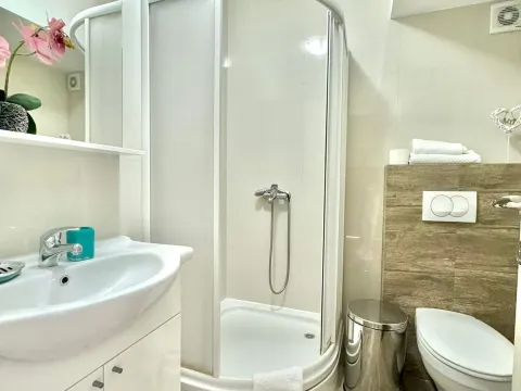 Izdavanje, dvosoban stan, 120m², Budva, Crna Gora - image 10