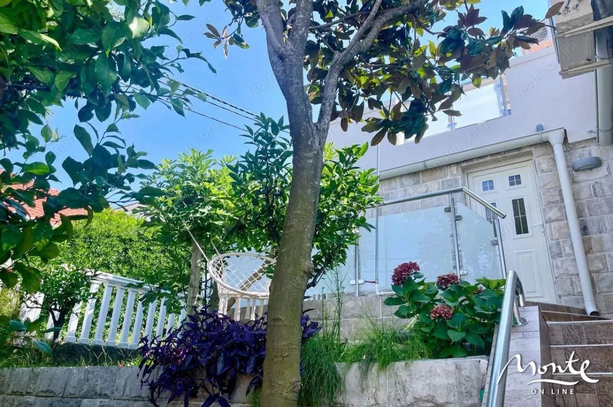 Prodaja, dvosoban stan, 120m², Krašići, Tivat