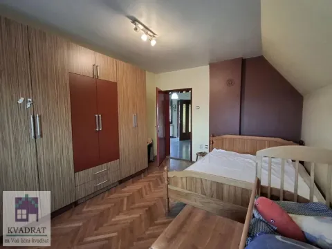 Spavaća soba sa bračnim krevetom, krevetcem i velikim ugradnim ormarom. - image 9