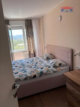 Nameštena spavaća soba sa bračnim krevetom i prozorom koji gleda na okolinu. - image 11