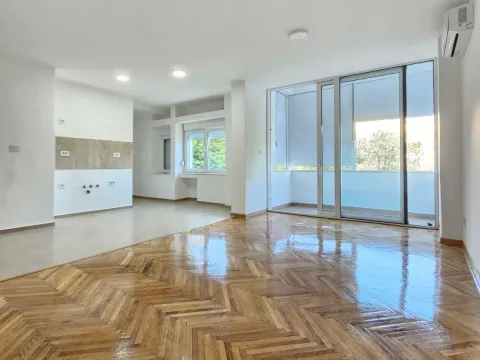 Poslovni prostor in Preko Morače