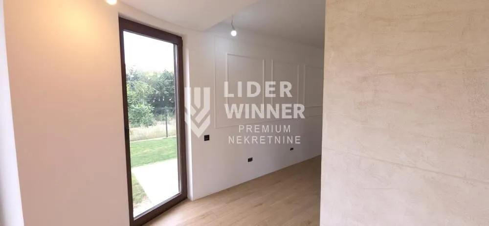Sale, house, 250m², Surčin, Beograd
