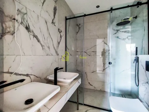 Izdavanje, trosoban stan, 140m², Centar, Podgorica - image 21